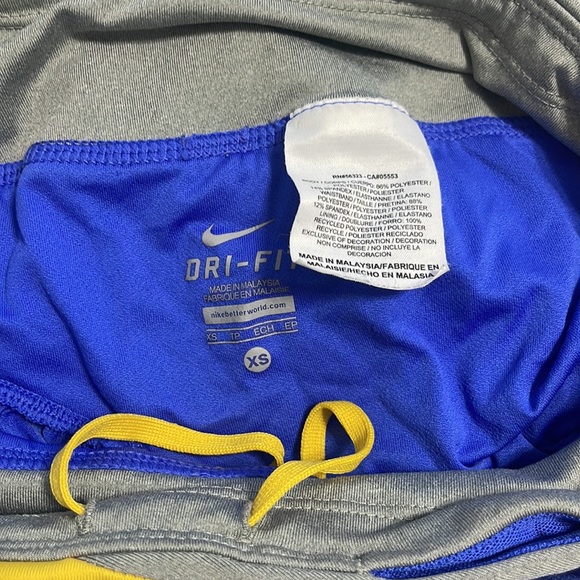 Nike Live strong, athletic shorts, women, extra small - Picture 3 of 4